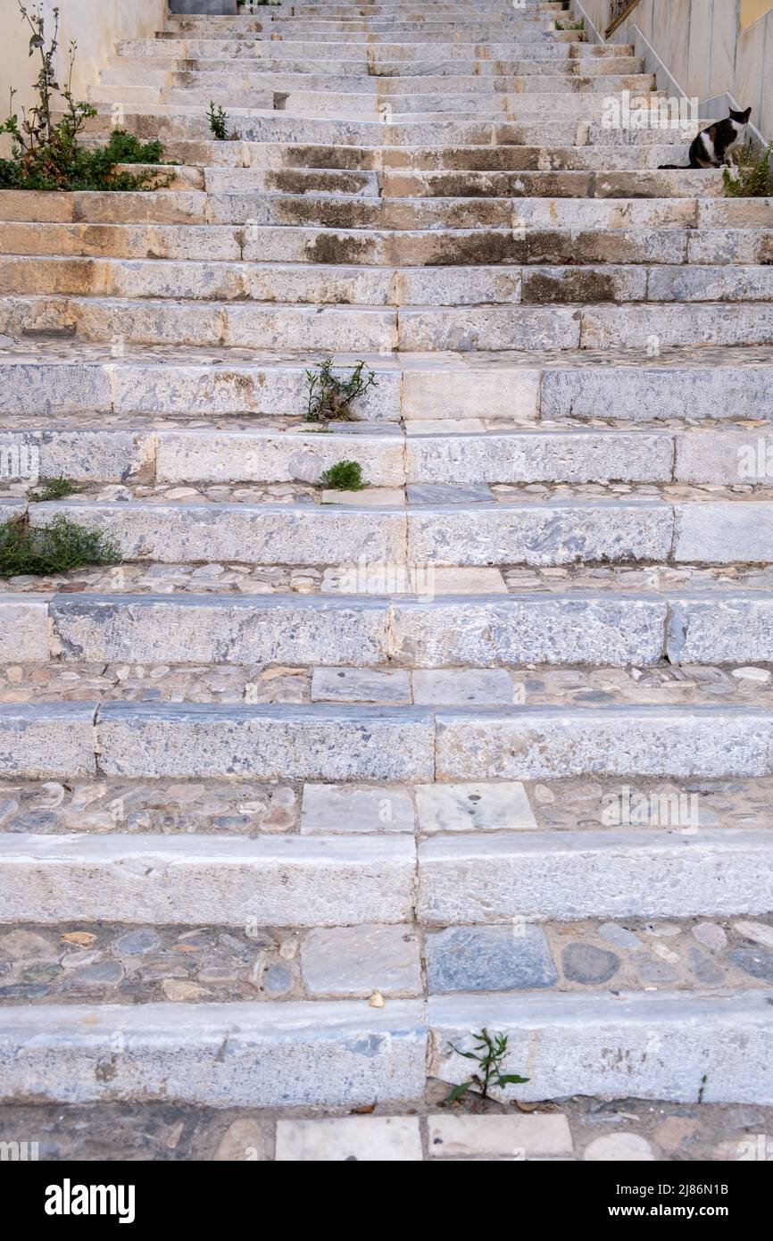 Quartiere tradizionale a Ermoupolis capitale, isola di Syros, Cicladi Grecia. Vecchia scala di marmo in pietra tra l'edificio. Vista dal soffietto alla parte anteriore superiore. Foto Stock