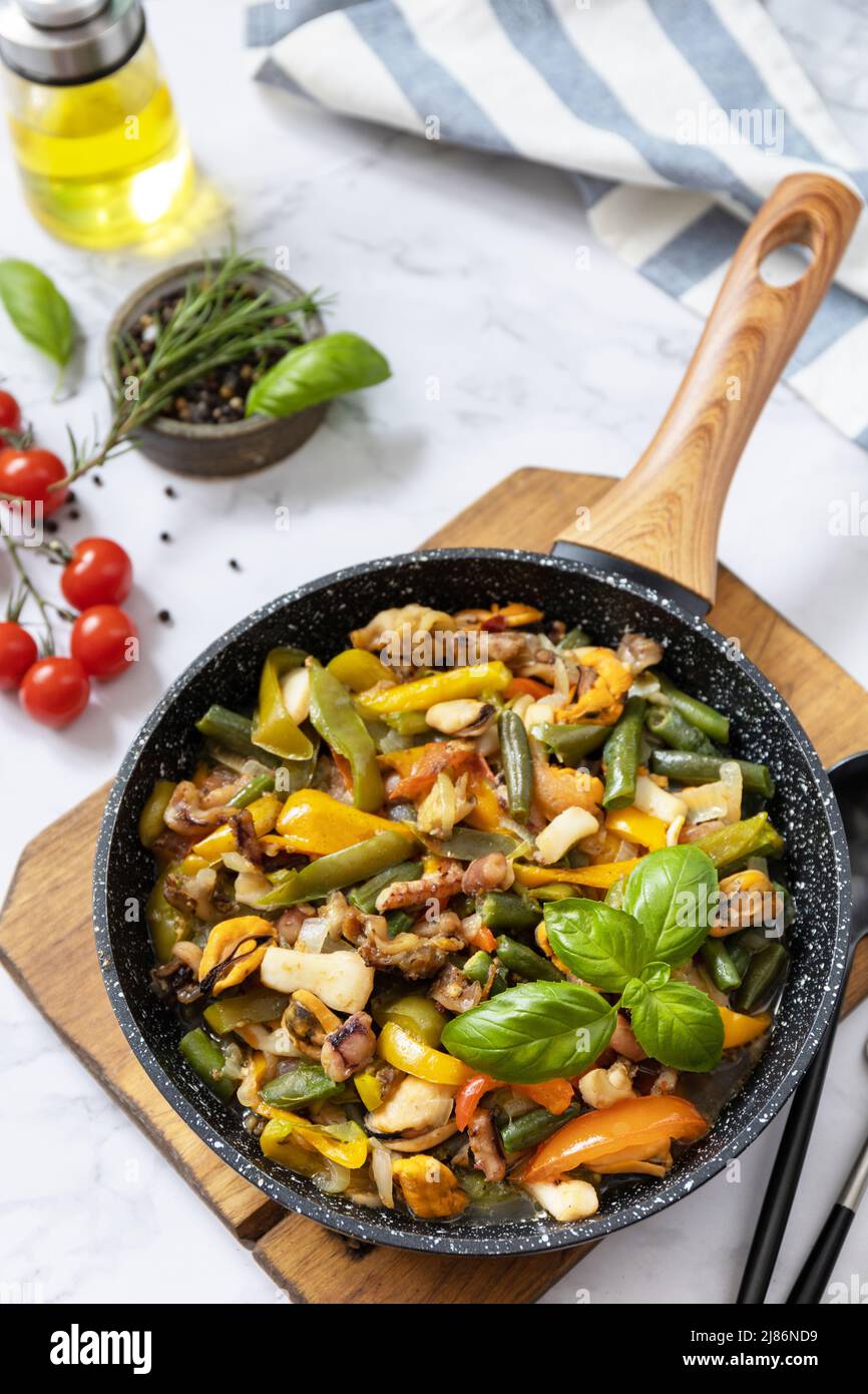 Vegetariano wok mescolare friggere. Gamberi di mare, calamari, seppie  stufati di verdure e salsa all'aglio su un tavolo di marmo Foto stock -  Alamy