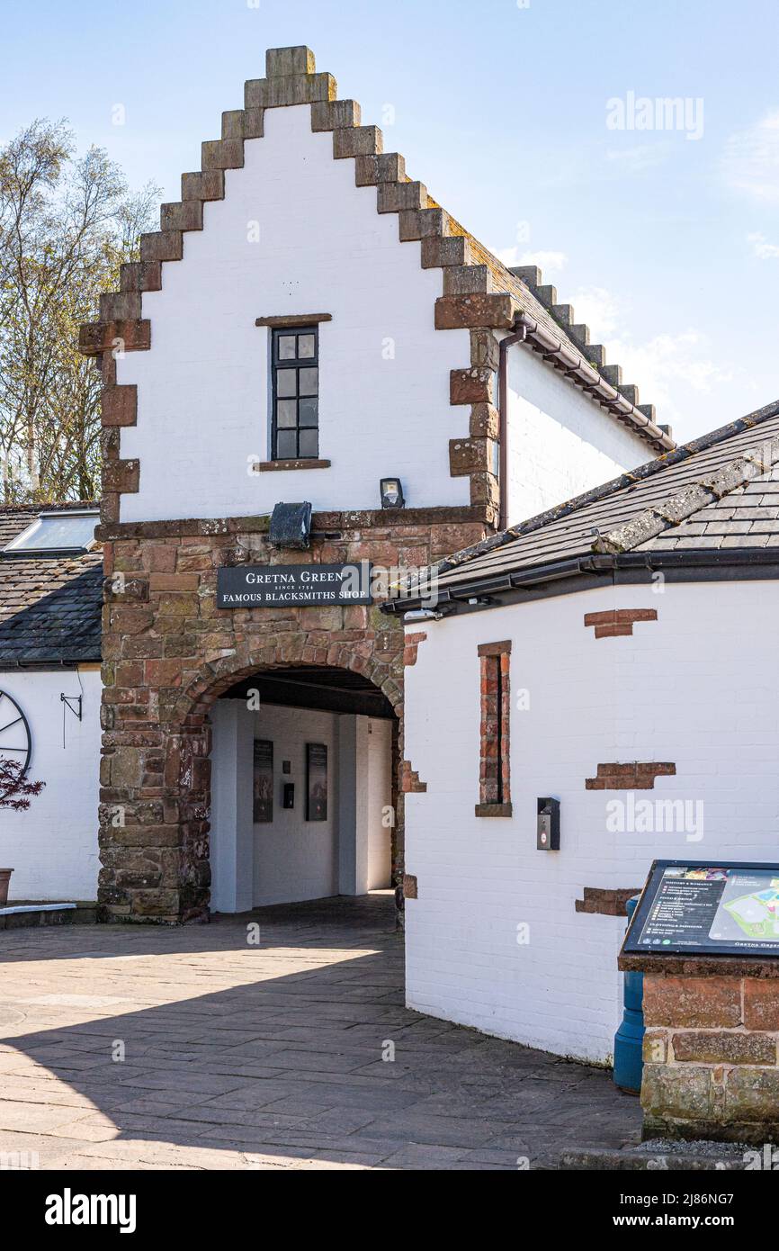 Il negozio di fabbri famoso in tutto il mondo, sede delle nozze incudine, a Gretna Green, Dumfries & Galloway, Scozia Regno Unito Foto Stock
