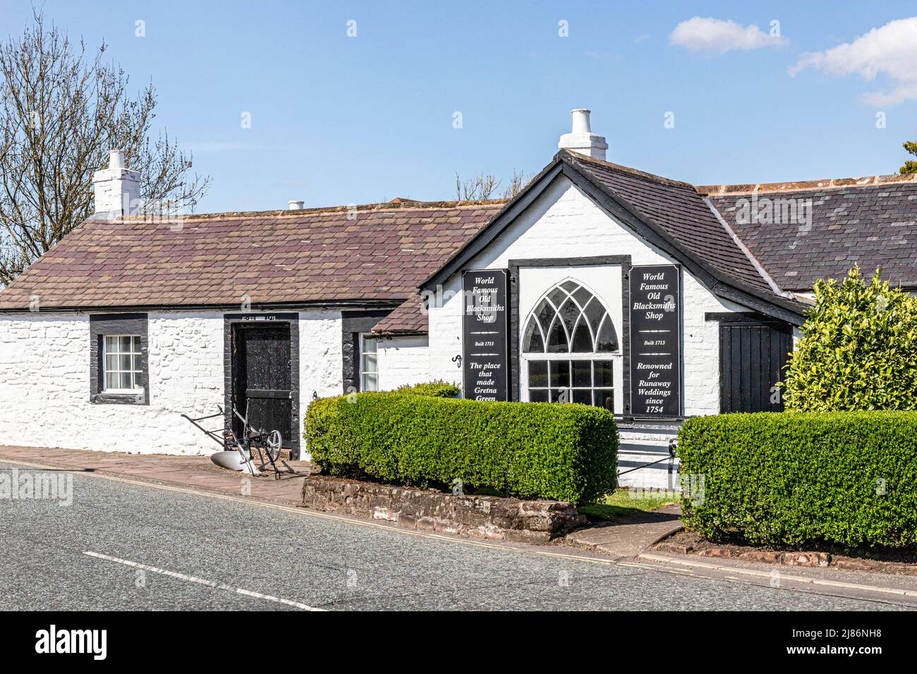 Il famoso Old Blacksmiths Shop, sede del matrimonio con l'incudine, a Gretna Green, Dumfries & Galloway, Scozia, Regno Unito Foto Stock