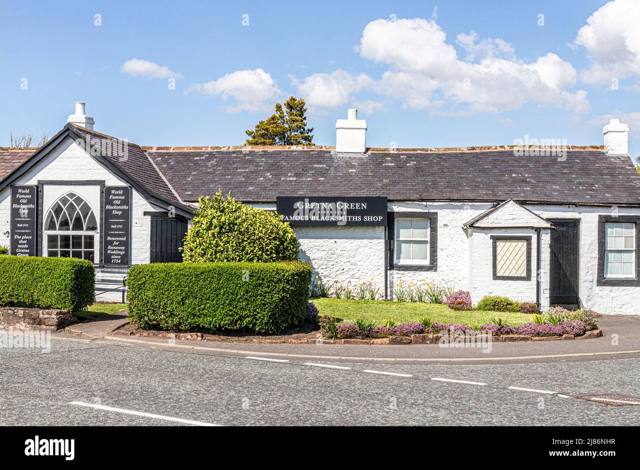 Il famoso Old Blacksmiths Shop, sede del matrimonio con l'incudine, a Gretna Green, Dumfries & Galloway, Scozia, Regno Unito Foto Stock