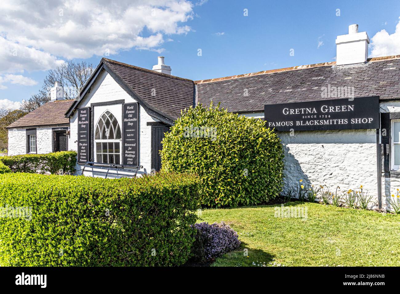 Il famoso Old Blacksmiths Shop, sede del matrimonio con l'incudine, a Gretna Green, Dumfries & Galloway, Scozia, Regno Unito Foto Stock