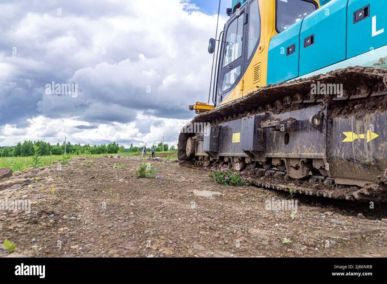 macchina da costruzione cingolata su piattaforma con rivestimento in pietra, focalizzata in modo selettivo Foto Stock