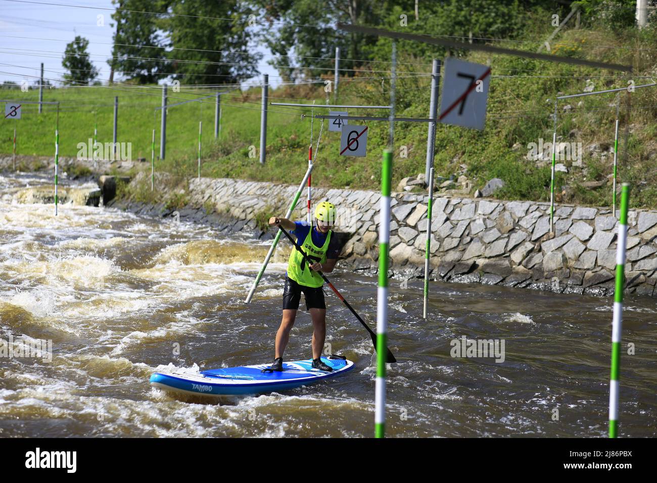 Gara di paddleboard sulla cascata del fiume Vltava nella repubblica Ceca Foto Stock