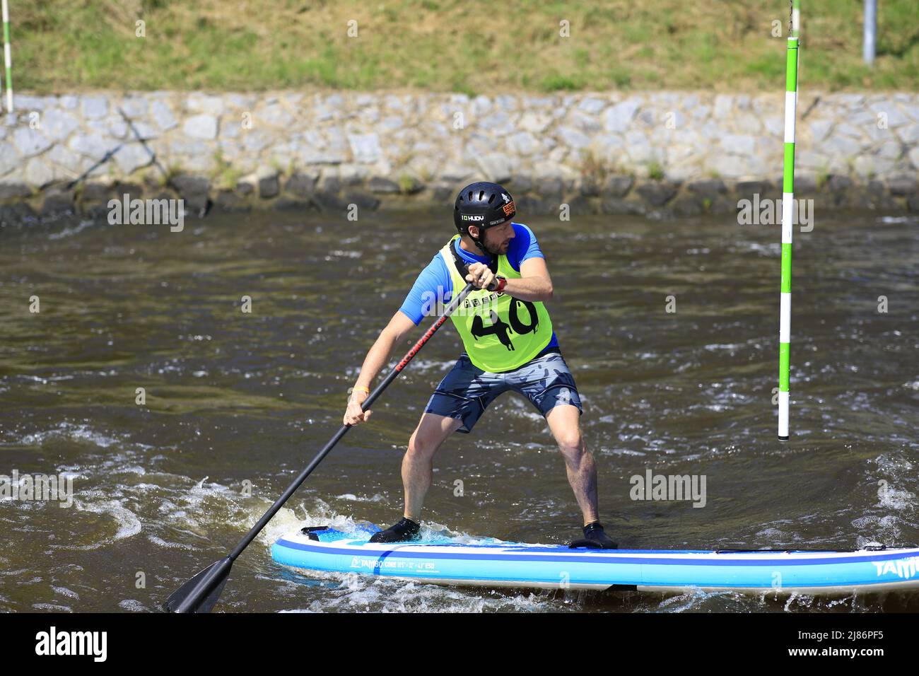 Gara di paddleboard sulla cascata del fiume Vltava nella repubblica Ceca Foto Stock
