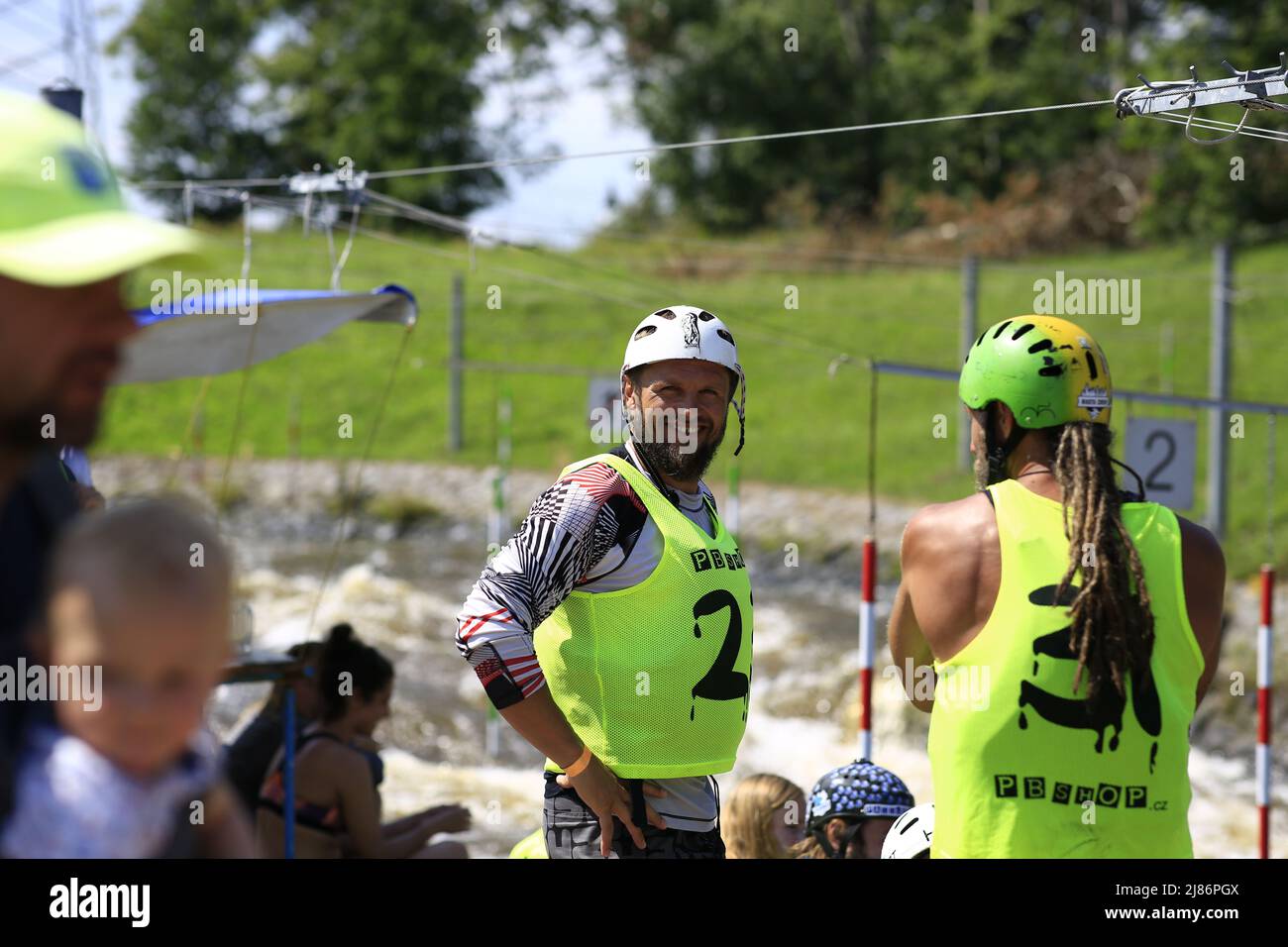Gara di paddleboard sulla cascata del fiume Vltava nella repubblica Ceca Foto Stock