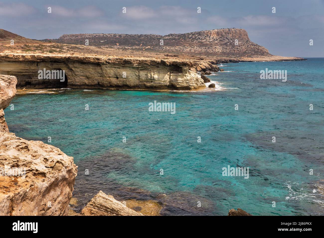Seascape Cape Greco Peninsula Park, Cipro. E' una penisola montagnosa con un parco nazionale, sentieri di roccia, una laguna turchese e un ponte di pietra naturale Foto Stock