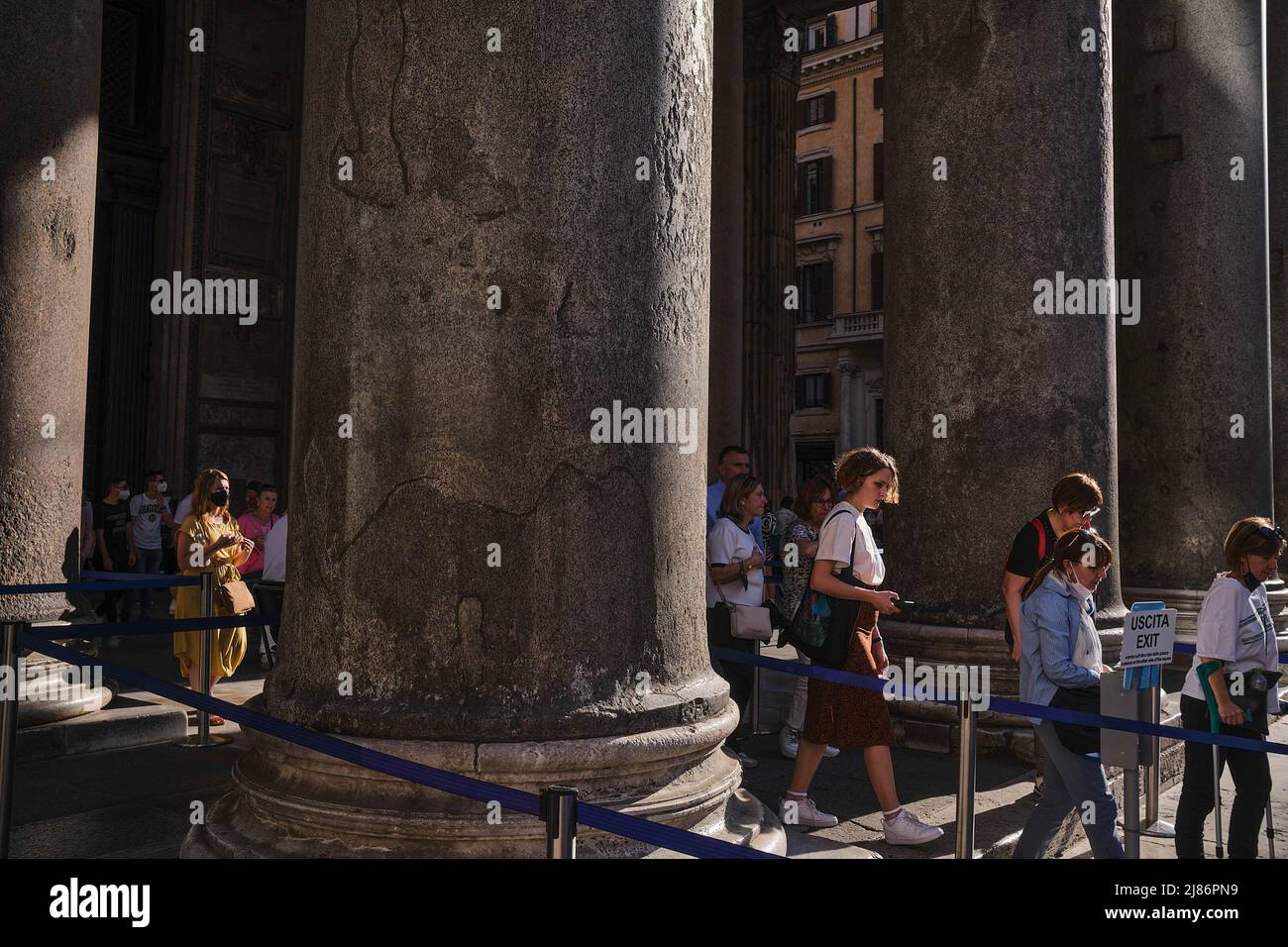 Roma, Italia. 12th maggio 2022. Turisti visti al Pahnteon romano durante la primavera. (Credit Image: © Raul Moreno/SOPA Images via ZUMA Press Wire) Credit: ZUMA Press, Inc./Alamy Live News Foto Stock