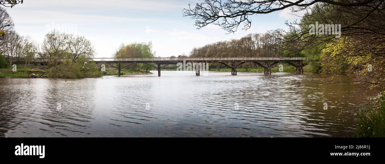 Il "Ponte Vecchio della Tramway" attraversa il fiume Ribble alla periferia di Preston Foto Stock