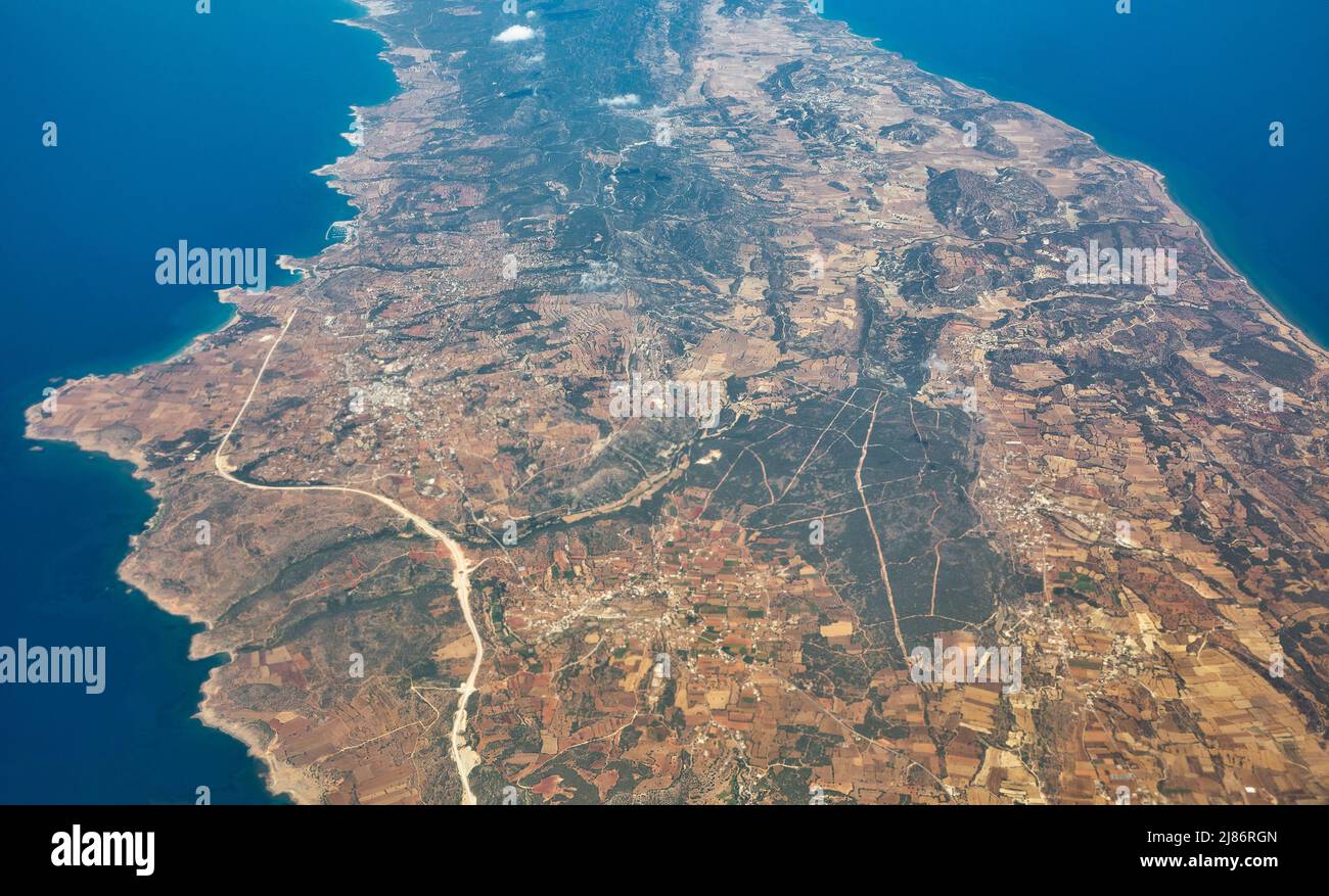 Vista aerea sul villaggio di Agios Andronikos sulla penisola di Karpass a Cipro. È sotto il controllo de facto di Cipro settentrionale. Foto Stock