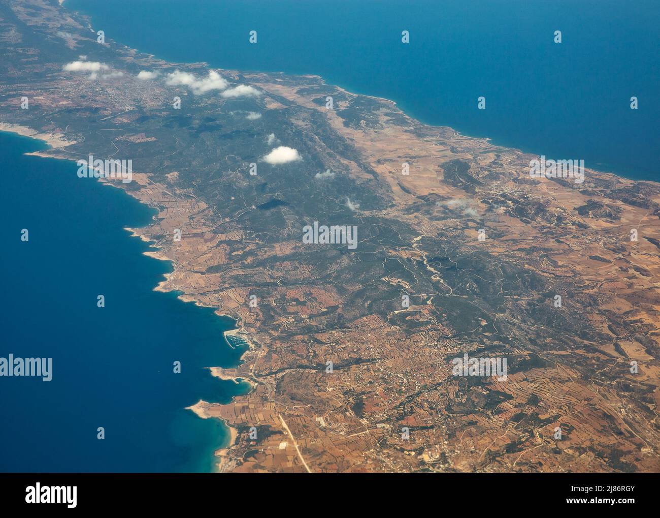 Vista aerea sulla città di Dipkarpaz sulla penisola di Karpass a Cipro. È sotto il controllo de facto di Cipro settentrionale. Foto Stock