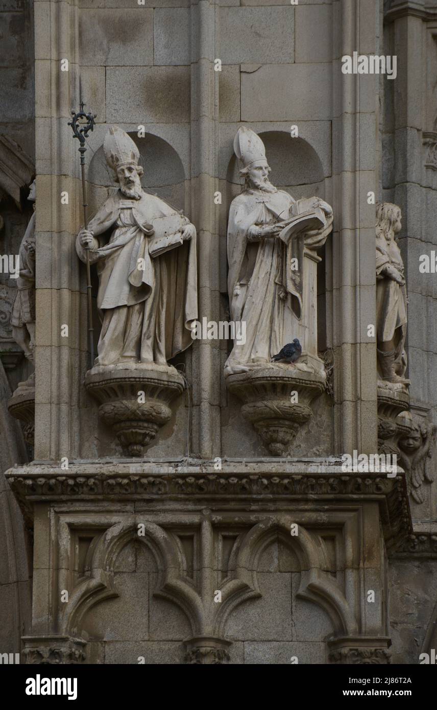 Spagna, Castiglia-la Mancha, Toledo. Cattedrale di Santa Maria. Costruito in stile gotico tra il 1227 e il 1493. Sculture di vescovi e figure distinte situate sulla facciata principale (su un lato della porta del perdono). Foto Stock