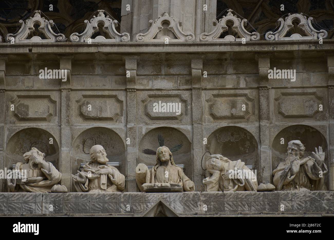 Spagna, Castiglia-la Mancha, Toledo. Cattedrale di Santa Maria. Porta del perdono. Alto rilievo raffigurante l'ultima cena, al centro della facciata principale, di Mariano Salvatierra Serrano (1752-1808). Foto Stock