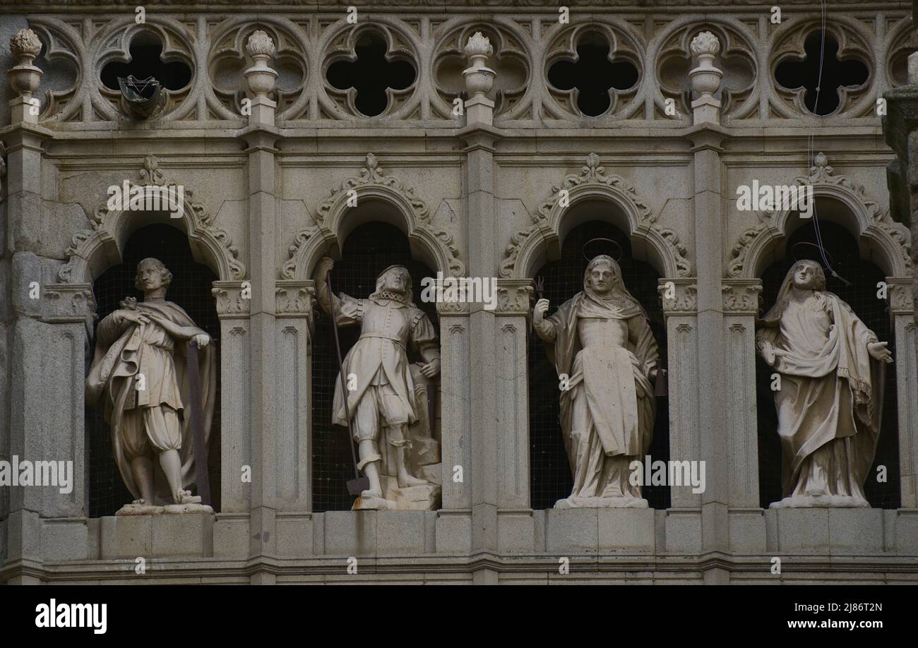 Spagna, Castiglia-la Mancha, Toledo. Cattedrale di Santa Maria. Costruito in stile gotico tra il 1227 e il 1493. Particolare delle sculture sopra la porta del Giudizio universale sulla facciata principale. Foto Stock