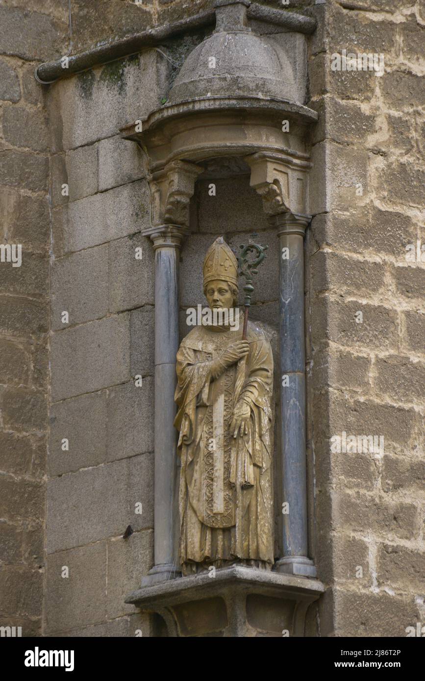 Spagna, Castiglia-la Mancha, Toledo. Cattedrale di Santa Maria. Costruito in stile gotico tra il 1227 e il 1493. Scultura di un vescovo fuori le mura della cattedrale. Foto Stock