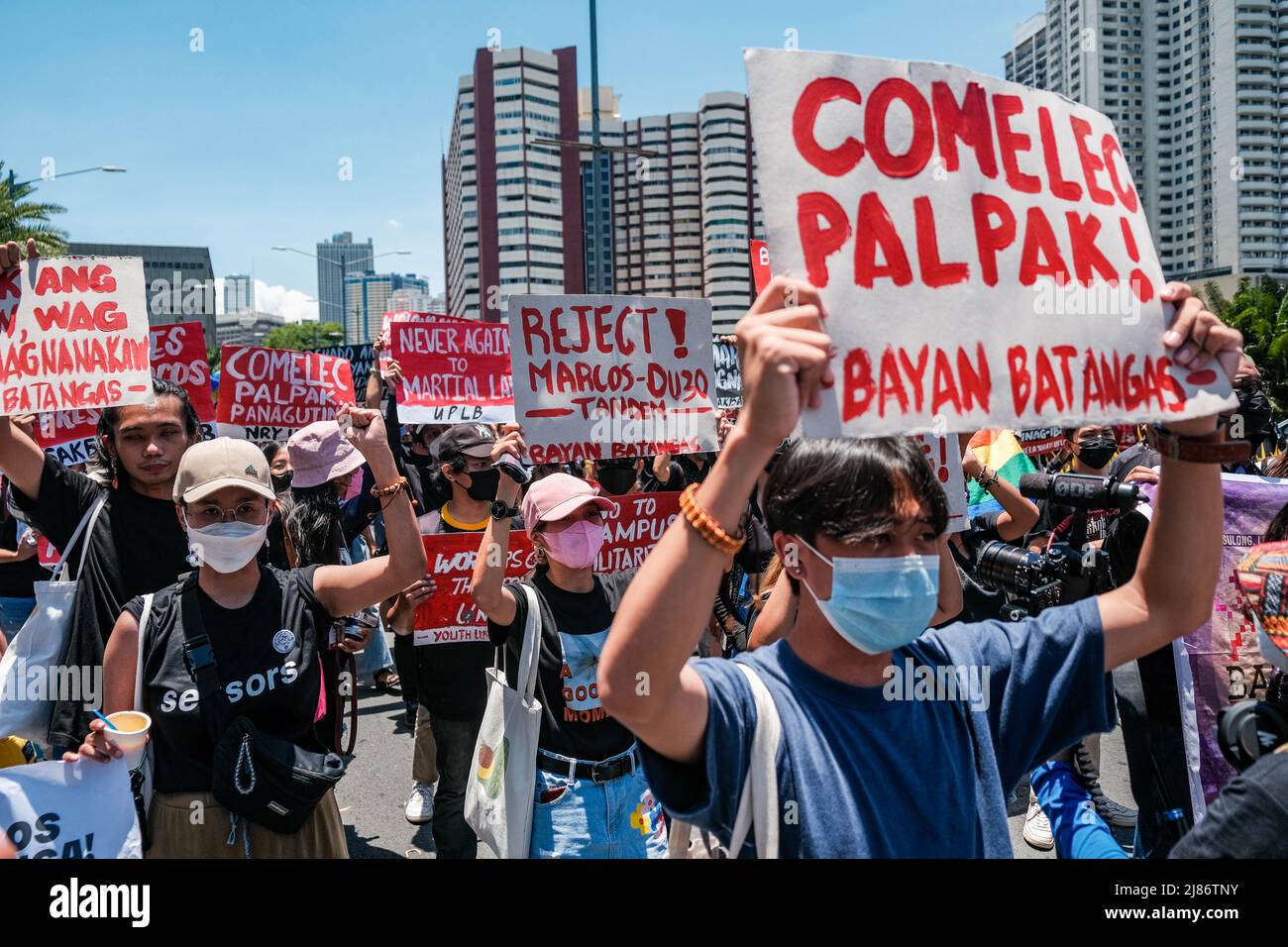 Pasay, Metro Manila, Filippine. 13th maggio 2022. Manifestanti di fronte ad una linea di polizia di sommossa fuori del Centro Culturale delle Filippine a Pasay City, Filippine. (Credit Image: © Maverick Asio/ZUMA Press Wire) Foto Stock