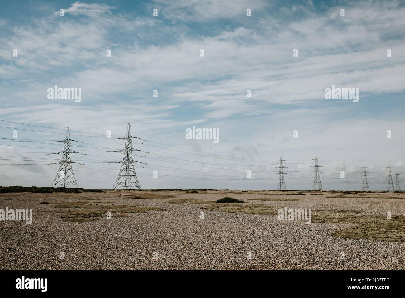 Linee elettriche dalla centrale elettrica di Dungeness B sopra Romney Marsh, Kent Foto Stock