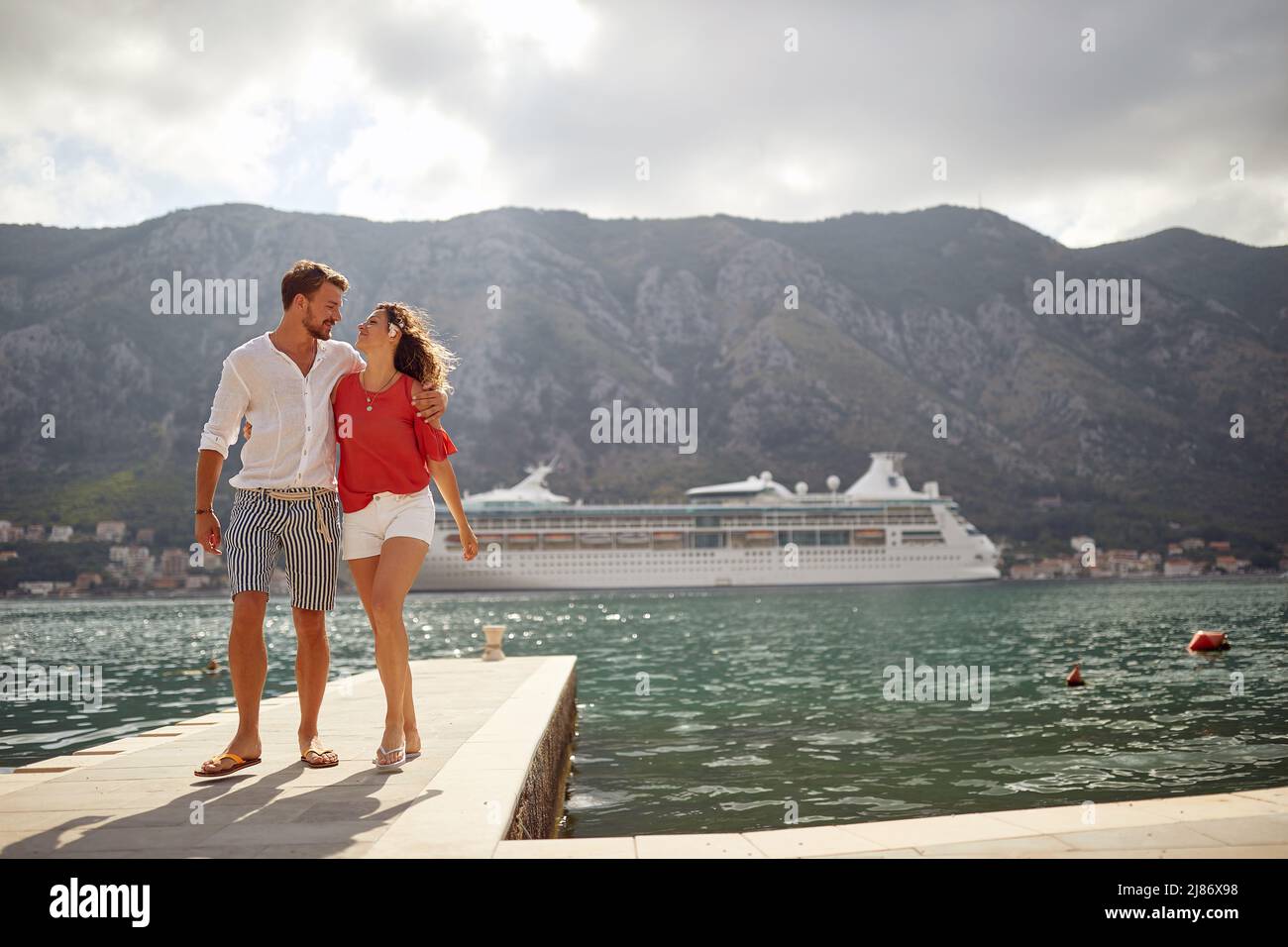 Una giovane coppia innamorata godersi una vacanza in una bella giornata di sole sul mare. Amore, rapporto, vacanza, mare Foto Stock