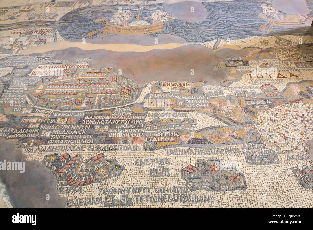 Mappa del mosaico di Madaba, antica piastrellata del 6th secolo, che mostra Gerusalemme e il Mar Morto al piano della Basilica Greco-Ortodossa di San Giorgio, Giordania, Medio Oriente Foto Stock