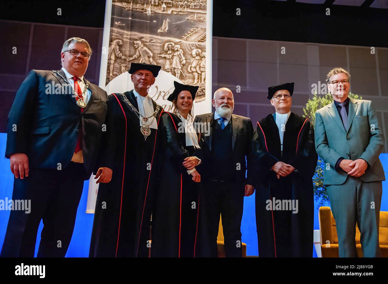 Nijmegen, Paesi Bassi. 12th maggio 2022. L-R Sindaco di Nijmegen, Hubert Bruls, due Rettori Maginficus, e Vice Presidente della Commissione europea, Frans Timmermans posano per una foto di gruppo dopo l'evento. "I Trattati della medaglia di Nijmegen" sono un premio biennale assegnato a una figura internazionale chiave o a un'organizzazione che ha dato un contributo speciale in politica, scienza, economia o cultura allo sviluppo e alla posizione dell'Europa, o alla pace europea. Quest'anno Frans Timmermans ha ricevuto il premio per il suo impegno per la pace e la cooperazione in Europa. Frans Timmermans è un convinto sostenitore di Th Foto Stock