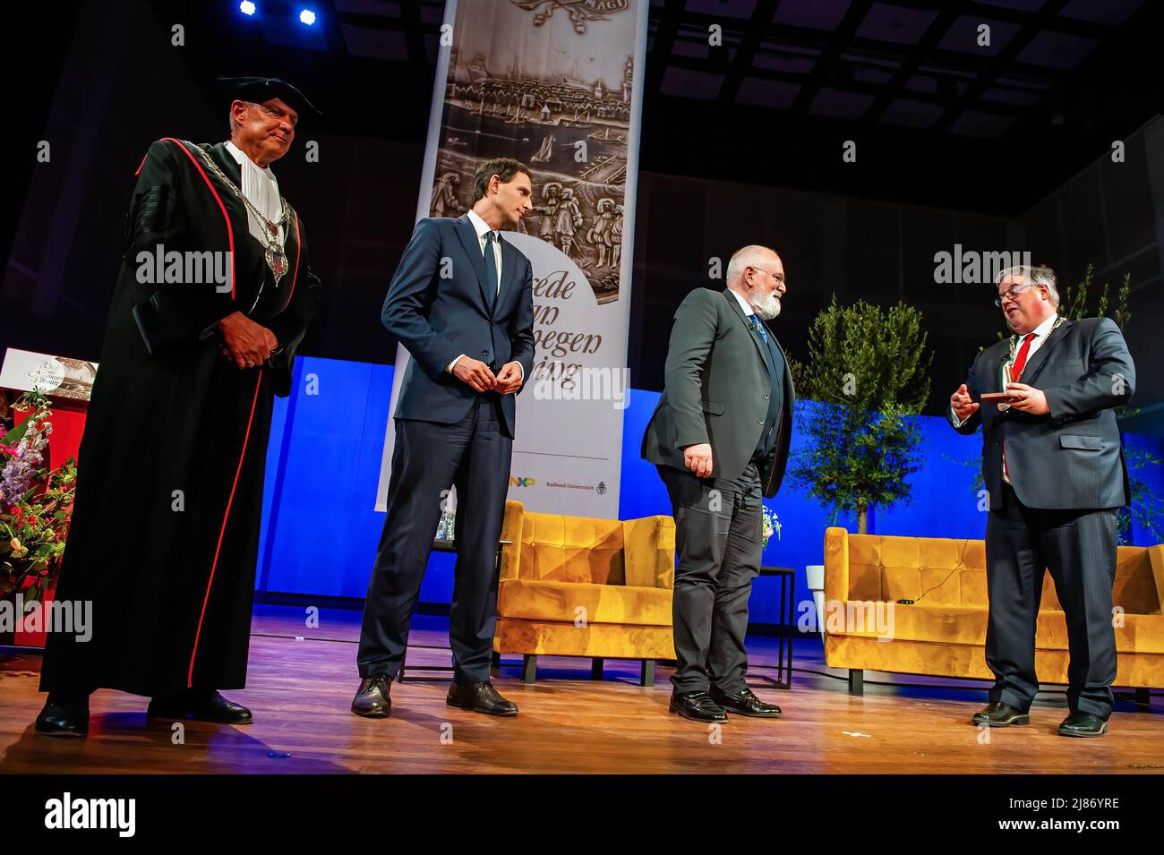 Il sindaco di Nijmegen, Hubert Bruls (a destra) è visto dare il premio al Vice Presidente della Commissione europea, Frans Timmermans (a metà), con la presenza del Ministro degli Affari Esteri, Wopke Hoekstra e il Rettore dell'Università Radboud Magnificus Han van Krieken sul palco. "I Trattati della medaglia di Nijmegen" sono un premio biennale assegnato a una figura internazionale chiave o a un'organizzazione che ha dato un contributo speciale in politica, scienza, economia o cultura allo sviluppo e alla posizione dell'Europa, o alla pace europea. Quest'anno, Frans Timmermans ha ricevuto il premio per il suo impegno per la pace Foto Stock