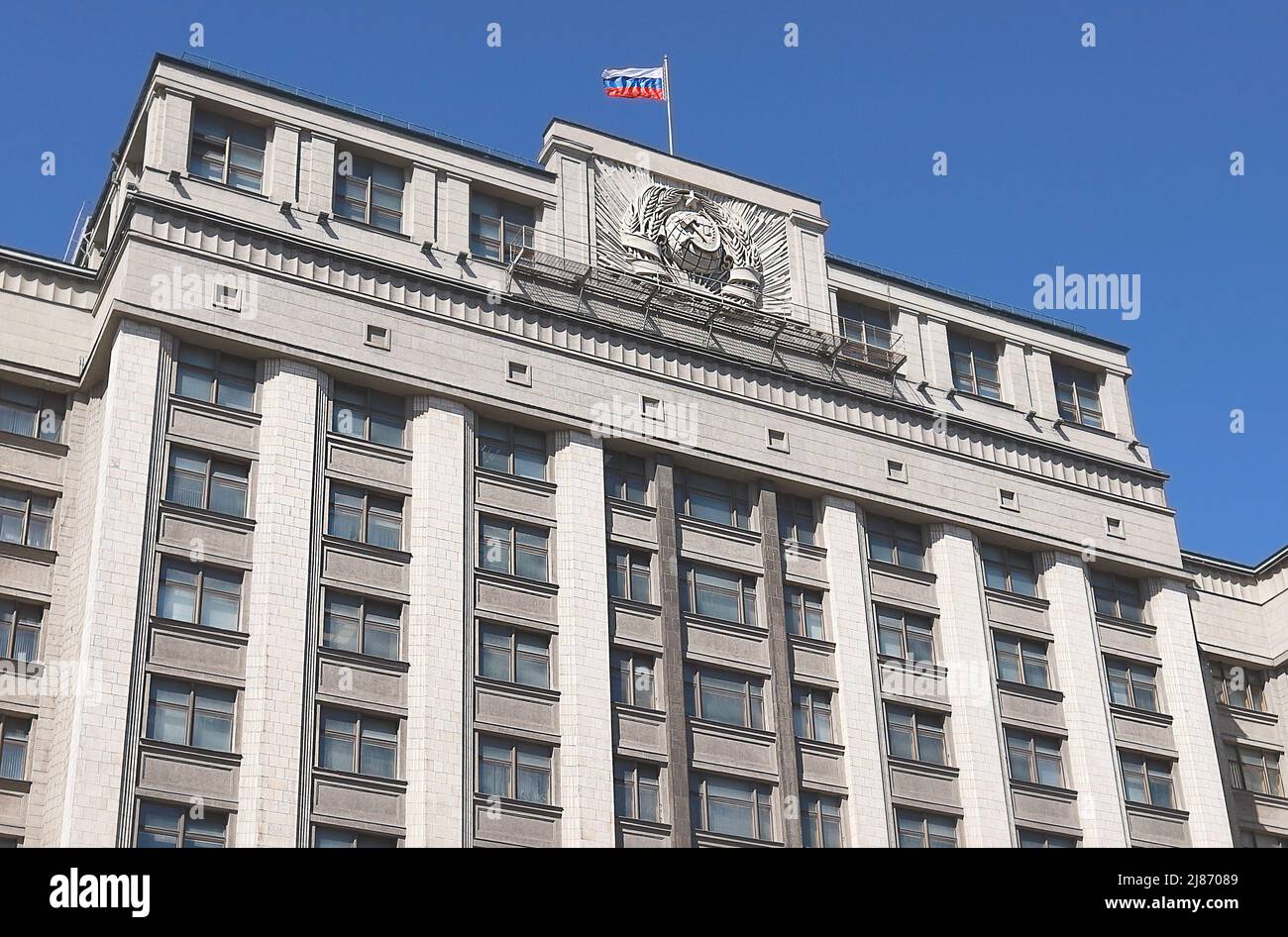 Mosca: Edificio esterno della Duma di Stato della Federazione Russa comunemente abbreviato in russo come Gosduma, Assemblea federale della Russia Foto Stock
