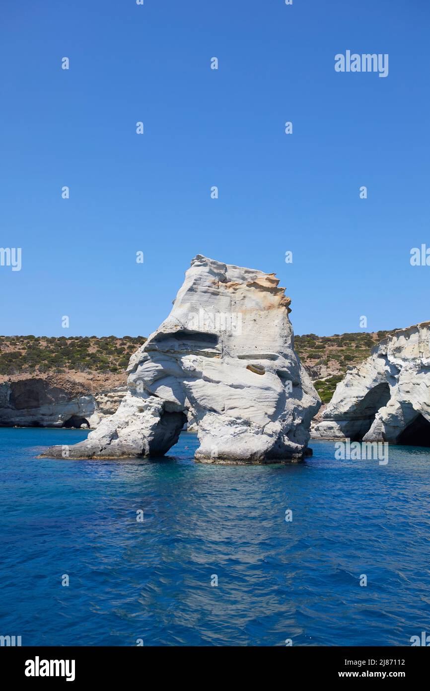 Rocce nel mare di Milos, Cicladi, Grecia Foto Stock