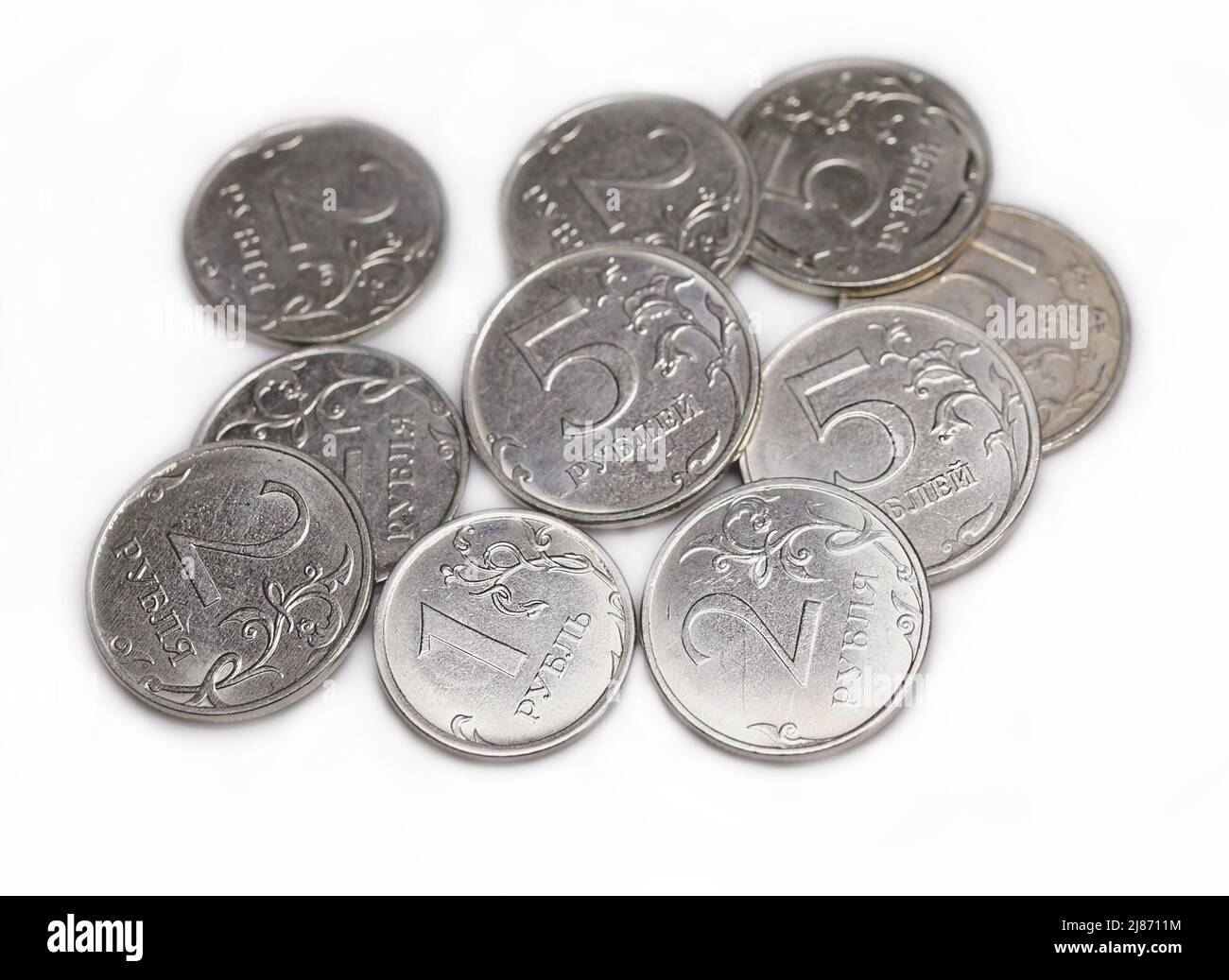 Mucchio di rubli russi di metallo su sfondo bianco. Inflazione, aumento dei prezzi, crisi economica. Monete russe. Il valore facciale delle monete ruble Foto Stock
