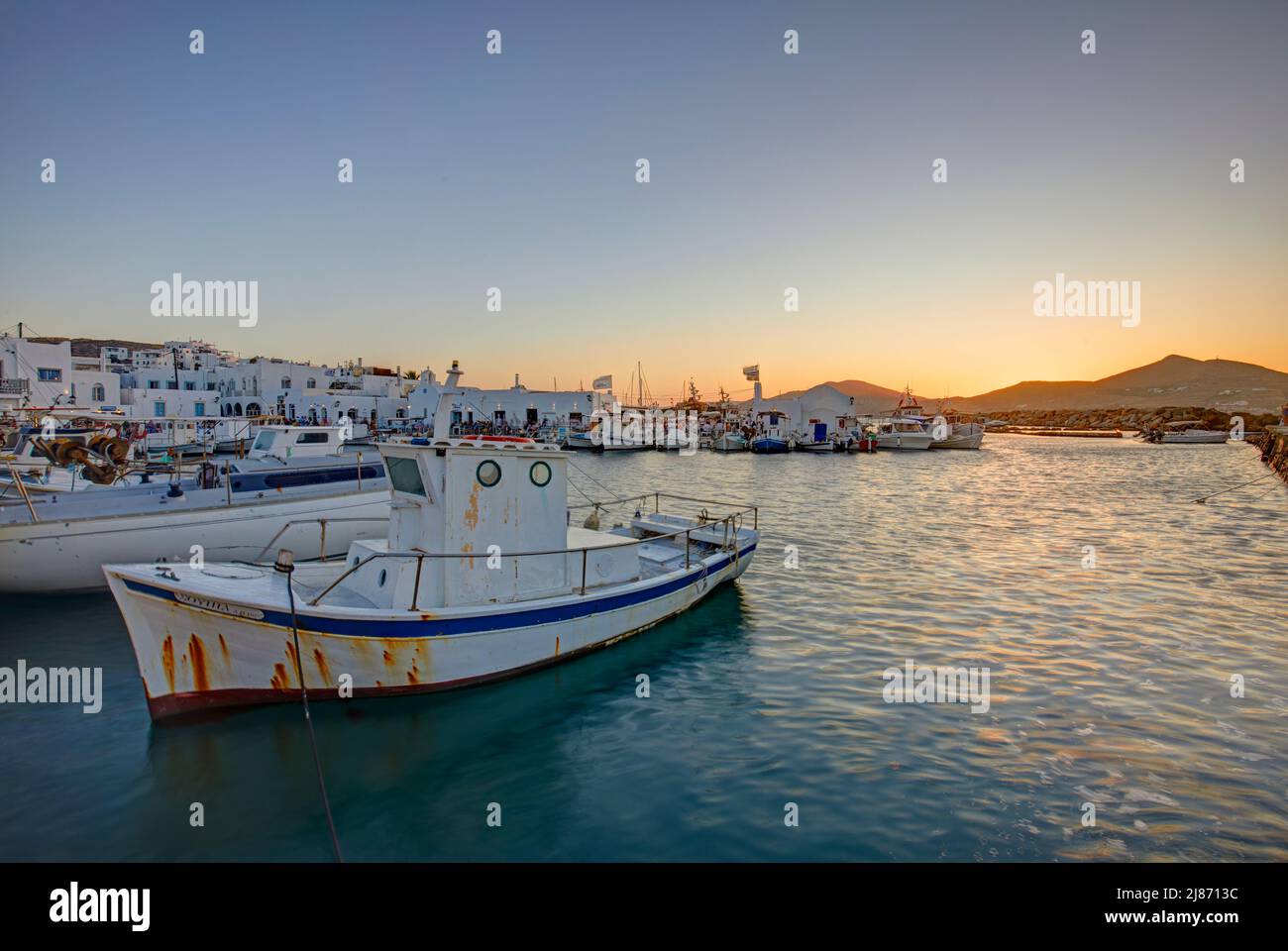 Il piccolo porto di Naousa villaggio a Paros, Cicladi, Grecia Foto Stock