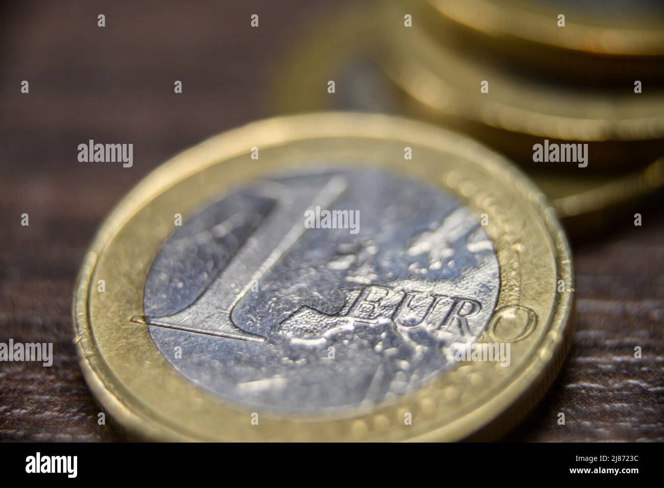 Scatto macro di una moneta euro graffiata. Foto Stock