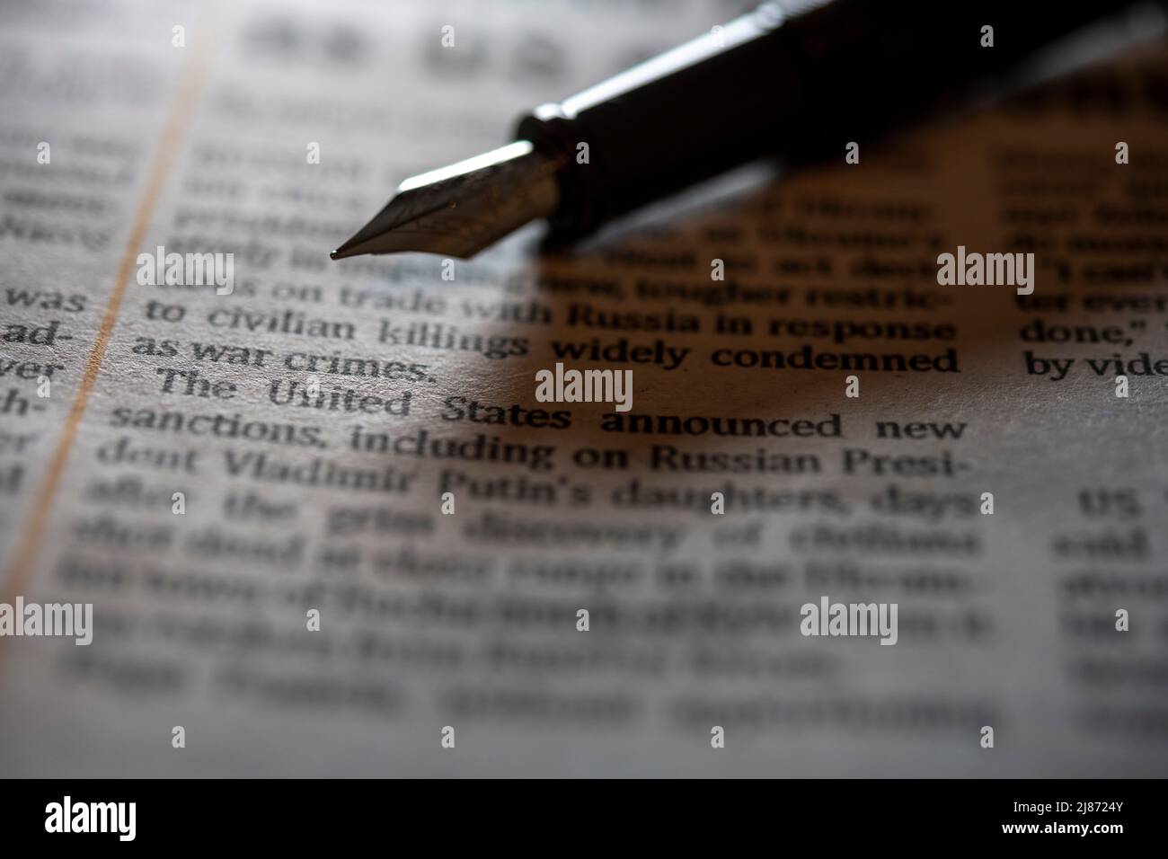 Penna stilografica sul giornale primo piano Foto Stock