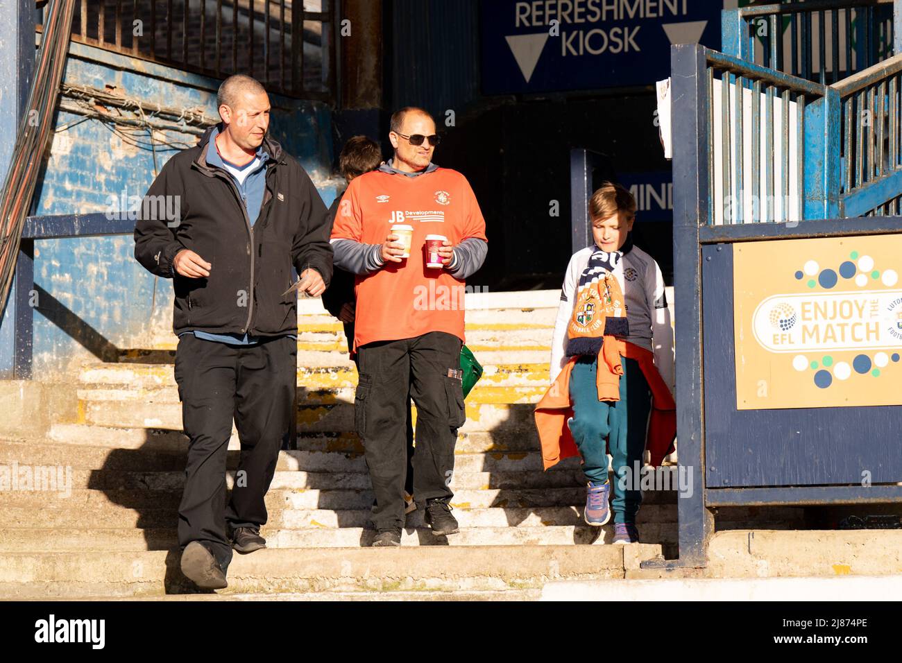 Luton, Regno Unito. 13th maggio 2022. I tifosi di Luton Town girano il gioco stasera a Luton, Regno Unito il 5/13/2022. (Foto di Richard Washbrooke/News Images/Sipa USA) Credit: Sipa USA/Alamy Live News Foto Stock