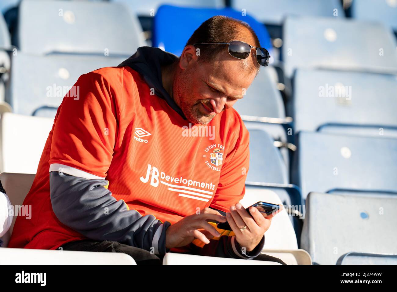 Luton, Regno Unito. 13th maggio 2022. I tifosi di Luton Town girano il gioco stasera a Luton, Regno Unito il 5/13/2022. (Foto di Richard Washbrooke/News Images/Sipa USA) Credit: Sipa USA/Alamy Live News Foto Stock