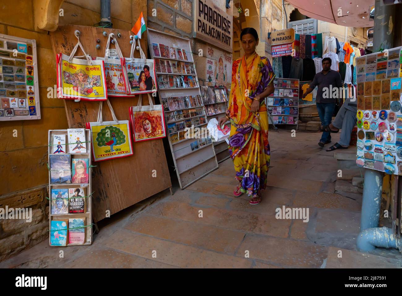Jaisalmer, Rajasthan, India - Ottobre 13, 2019 : le borse colorate e le borse a mano sono esposte per la vendita ai turisti in mercato all'interno del Forte Jaisalmer Foto Stock
