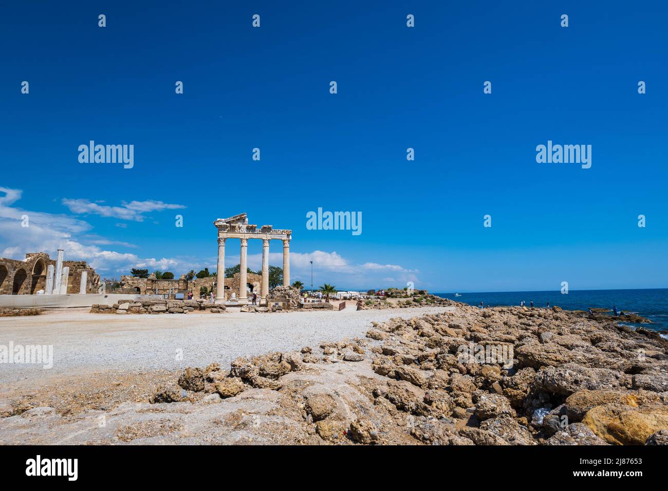 Le rovine del tempio Apollo a lato vicino ad Antalya, Turchia. Side è una popolare località turistica e il tempio Apollo è un punto di riferimento sul mare Foto Stock