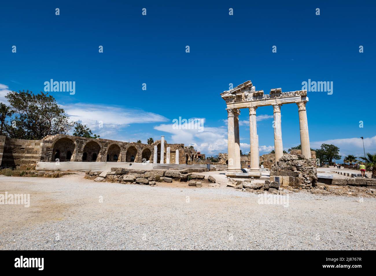 Le rovine del tempio Apollo a lato vicino ad Antalya, Turchia. Side è una popolare località turistica e il tempio Apollo è un punto di riferimento sul mare Foto Stock