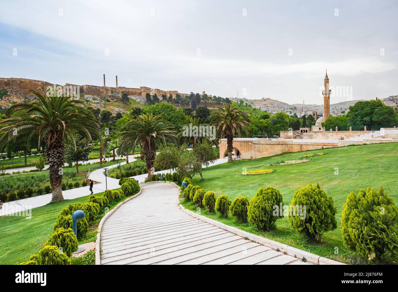 Sanliurfa città vecchia vista intorno popolare Balıklıgöl, lago di pesce, zona con il castello di Urfa in cima. Urfa è una popolare destinazione turistica Foto Stock