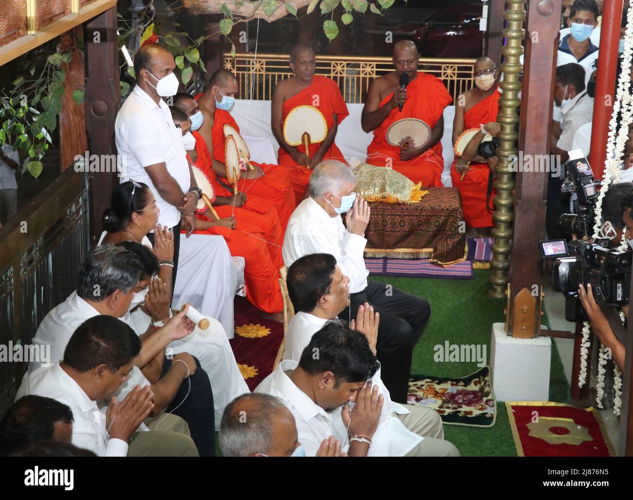 Colombo, Sri Lanka. 12th maggio 2022. L'ex primo Ministro dello Sri Lanka e il leader del Partito Nazionale Unito (UNP) Ranil Wickramasinghe arriva in un tempio buddista e riceve benedizioni da un monaco buddista mentre offre preghiere dopo essere stato giurato come nuovo primo Ministro. (Foto di Saman Abesiriwardana/Pacific Press) Credit: Pacific Press Media Production Corp./Alamy Live News Foto Stock