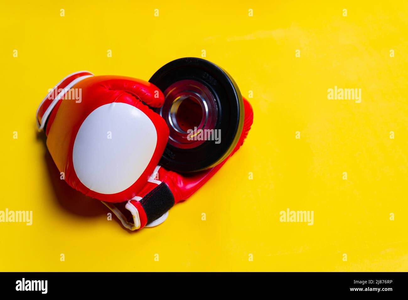 Boxer pancake guanti rosso giallo passo blu isolato oggetto, per attrezzature sanitarie per lo sport da power boxing, lotta forza. Foratura protezione contro urti, Foto Stock