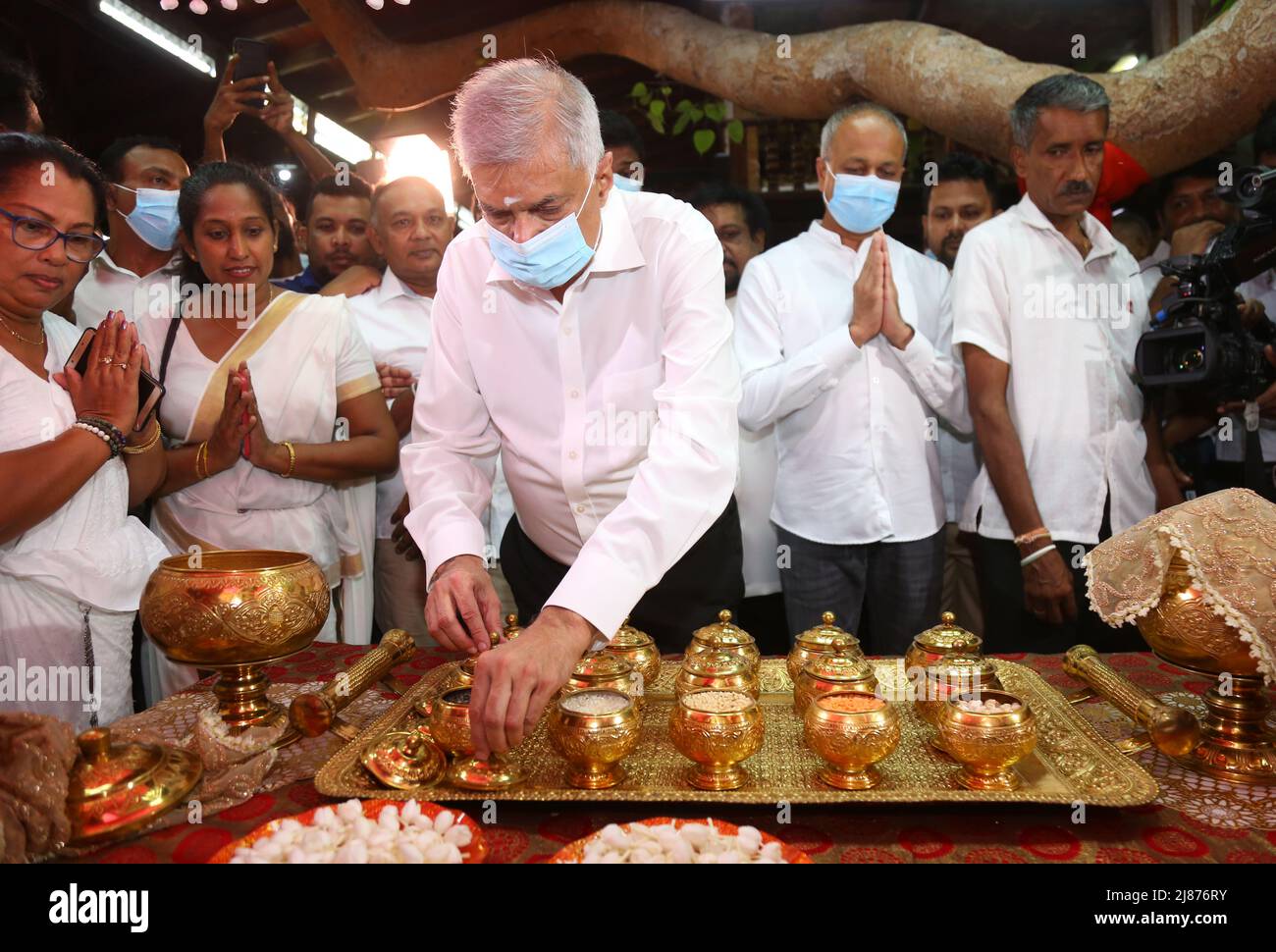 Colombo, Sri Lanka. 12th maggio 2022. La nomina di Ranil Wickremesinghe come primo Ministro dello Sri Lanka del 26th il 12/5/2022 dopo aver partecipato alle cerimonie religiose. È stato il primo Ministro 6 volte prima. In Sri Lanka, il primo Ministro Daru Wickremasinghe è stato menzionato come il primo Ministro del mondo 6 volte. (Foto di Hirantha Withanage/Pacific Press) Credit: Pacific Press Media Production Corp./Alamy Live News Foto Stock