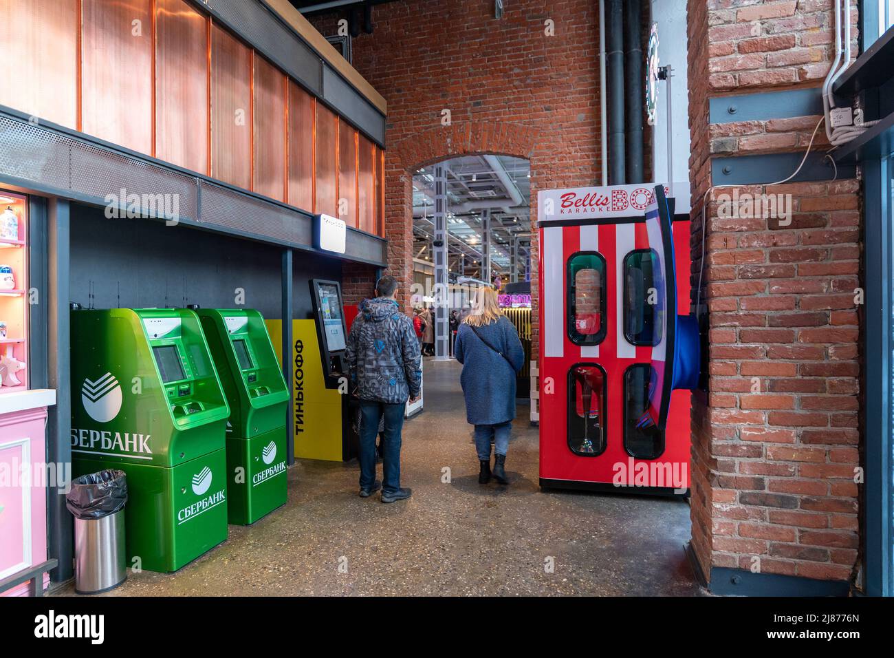 Mosca, Russia - Apr 02,2022. ZIU autobus del tempo URSS nel centro commerciale interno Depo Foto Stock