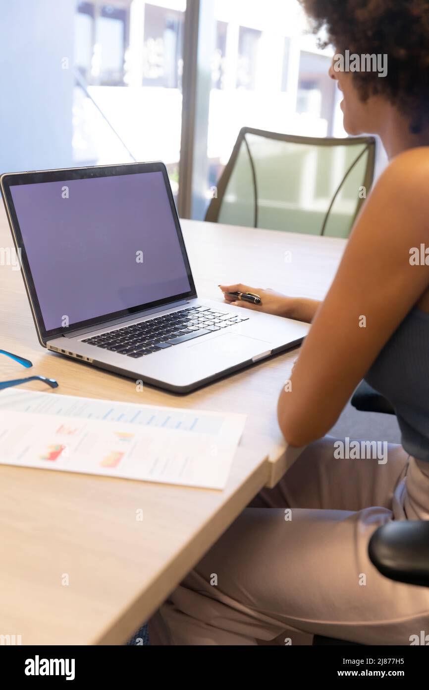 Donna d'affari ispanica in videochiamata con spazio per copiare sullo schermo vuoto del laptop alla scrivania sul posto di lavoro Foto Stock