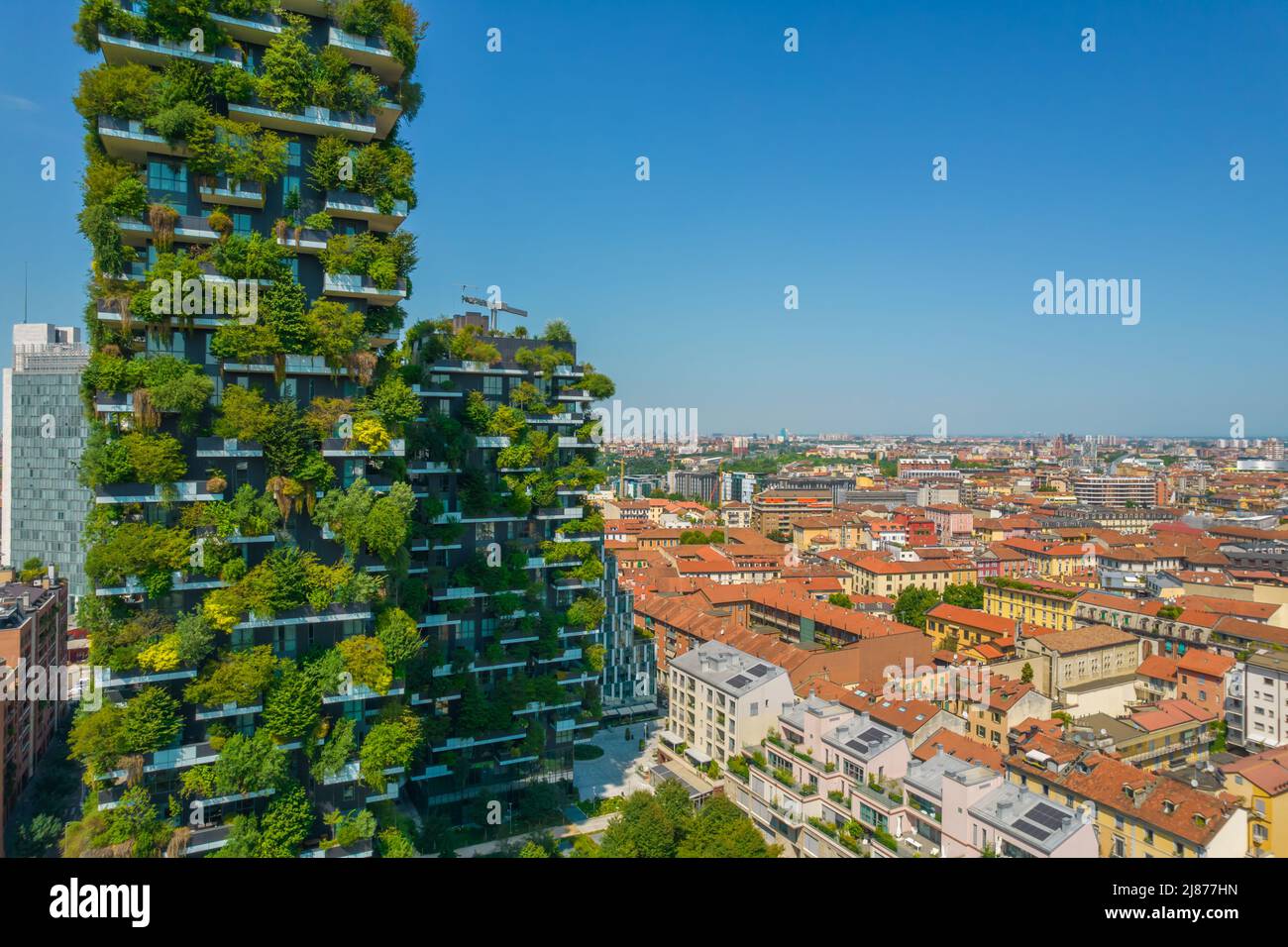 Foto aerea di Bosco verticale, a Milano, quartiere porta Nuova. Edifici residenziali con molti alberi e altre piante in balconi Foto Stock