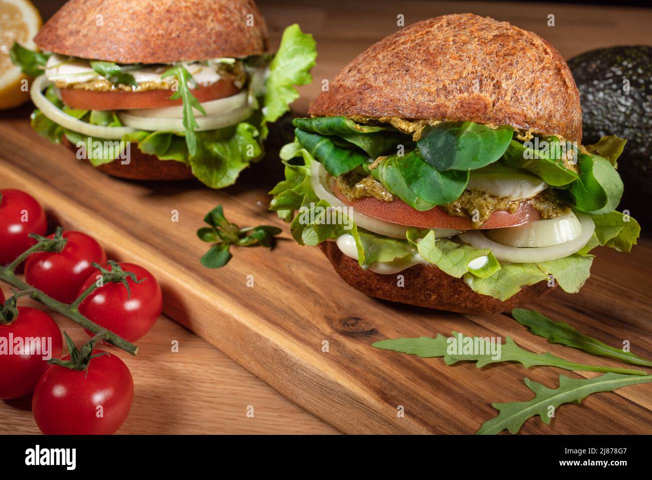 Buon Vegan Burger. Hamburger su un tavolo di legno. Foto Stock