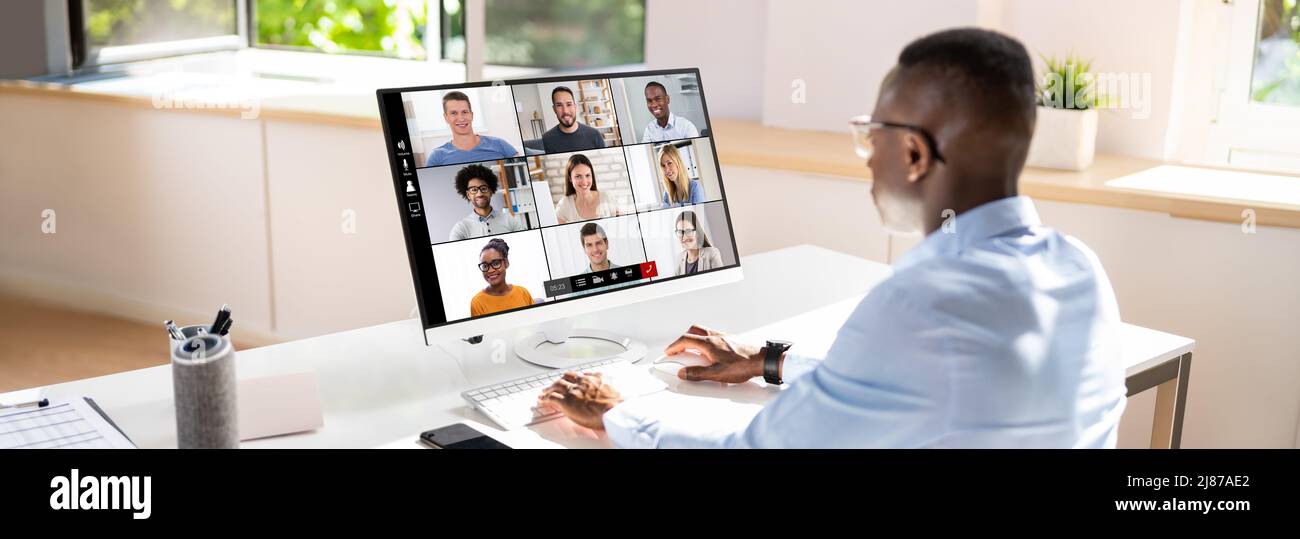 Close-up di imprenditore guardando video conferenza sul computer Foto Stock