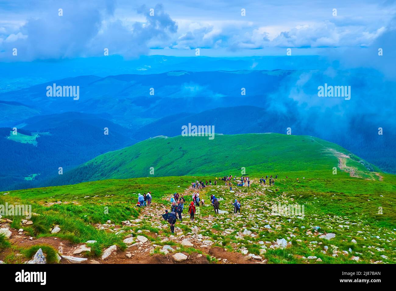 Il ripido pendio affollato del Monte Hoverla, uno dei luoghi più popolari e il punto più alto dell'Ucraina, catena di Chornohora, Carpazi Foto Stock