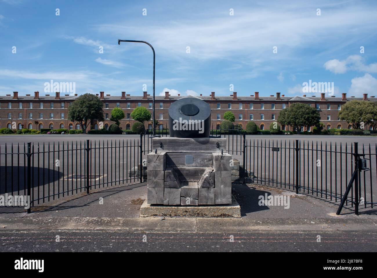 Vecchio mortaio militare di addestramento situato all'entrata del museo reale dei Marines a Portsmouth, Inghilterra. Le ex caserme sono sullo sfondo. Foto Stock