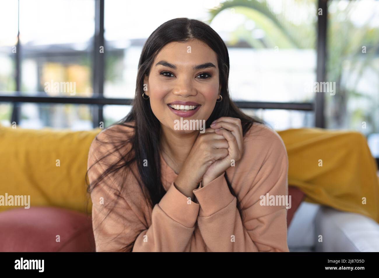 Ritratto di bella giovane donna asiatica sorridente a casa Foto Stock