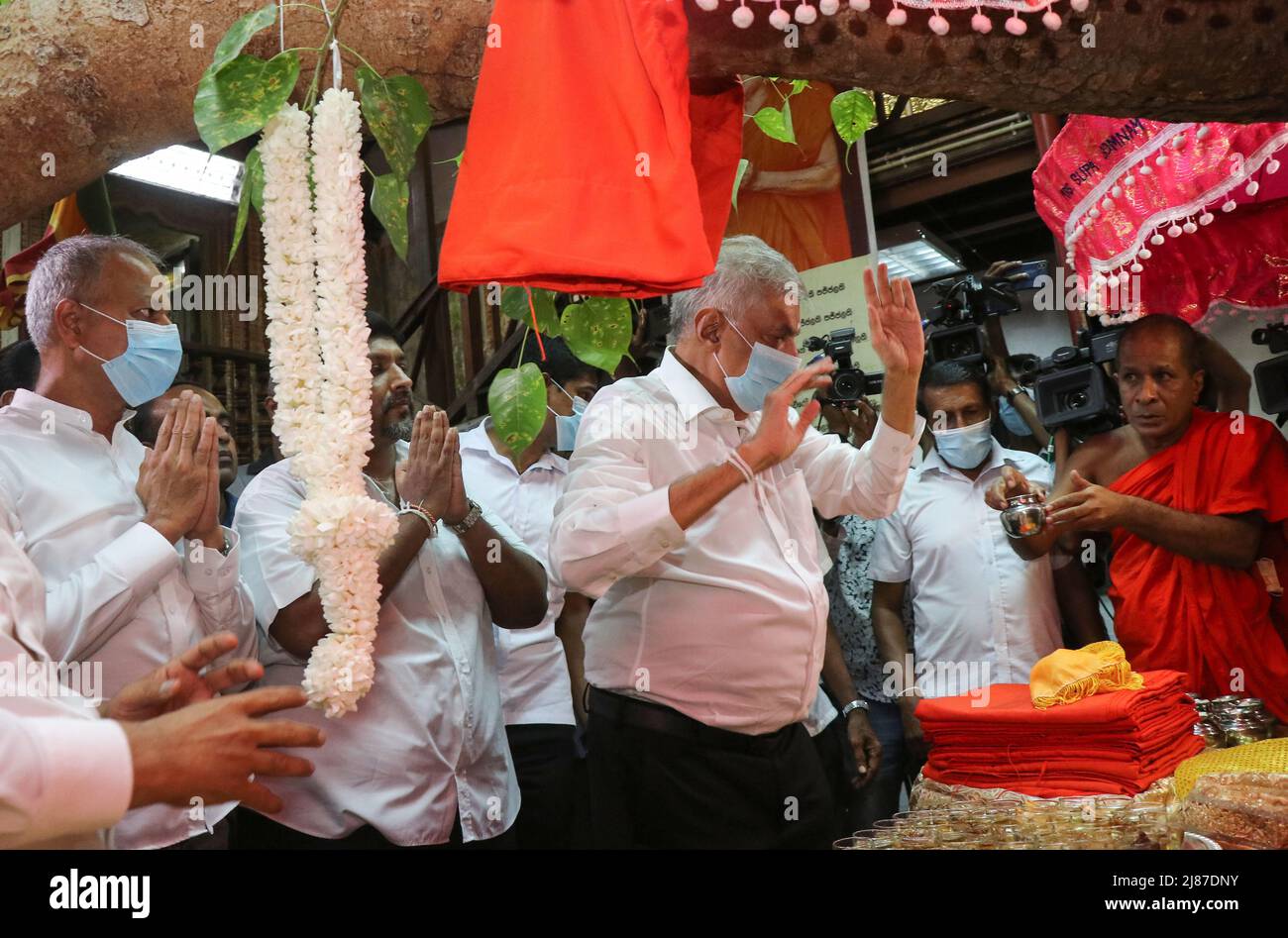 Colombo, Sri Lanka. 12th maggio 2022. L'ex primo Ministro dello Sri Lanka e il leader del Partito Nazionale Unito (UNP) Ranil Wickramasinghe arriva in un tempio buddista e riceve benedizioni da un monaco buddista mentre offre preghiere dopo essere stato giurato come nuovo primo Ministro. (Credit Image: © Saman Abesiriwardana/Pacific Press via ZUMA Press Wire) Foto Stock