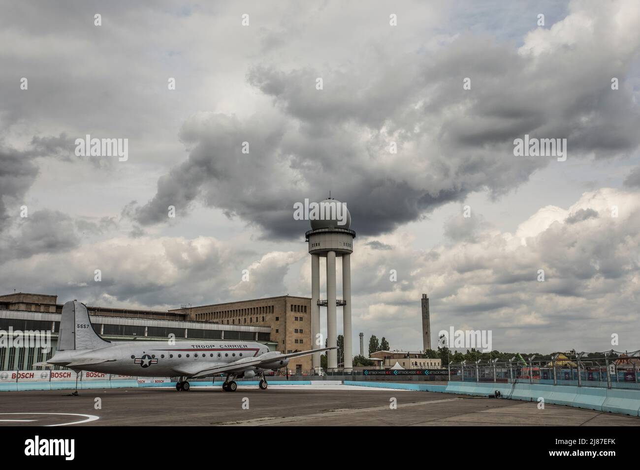 Berlino, Germania, 13th maggio 2022. 2022 Shell Recharge Berlin e-Prix, 2021-22 ABB FIA Formula e World Championship, Tempelhof Airport Circuit a Berlino, Germania Foto: Circuito atmosfera © Piotr Zajac/Alamy Live News Foto Stock